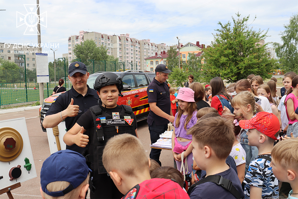 Чернігівські рятувальники під час канікул продовжують навчати дітей правилам безпеки